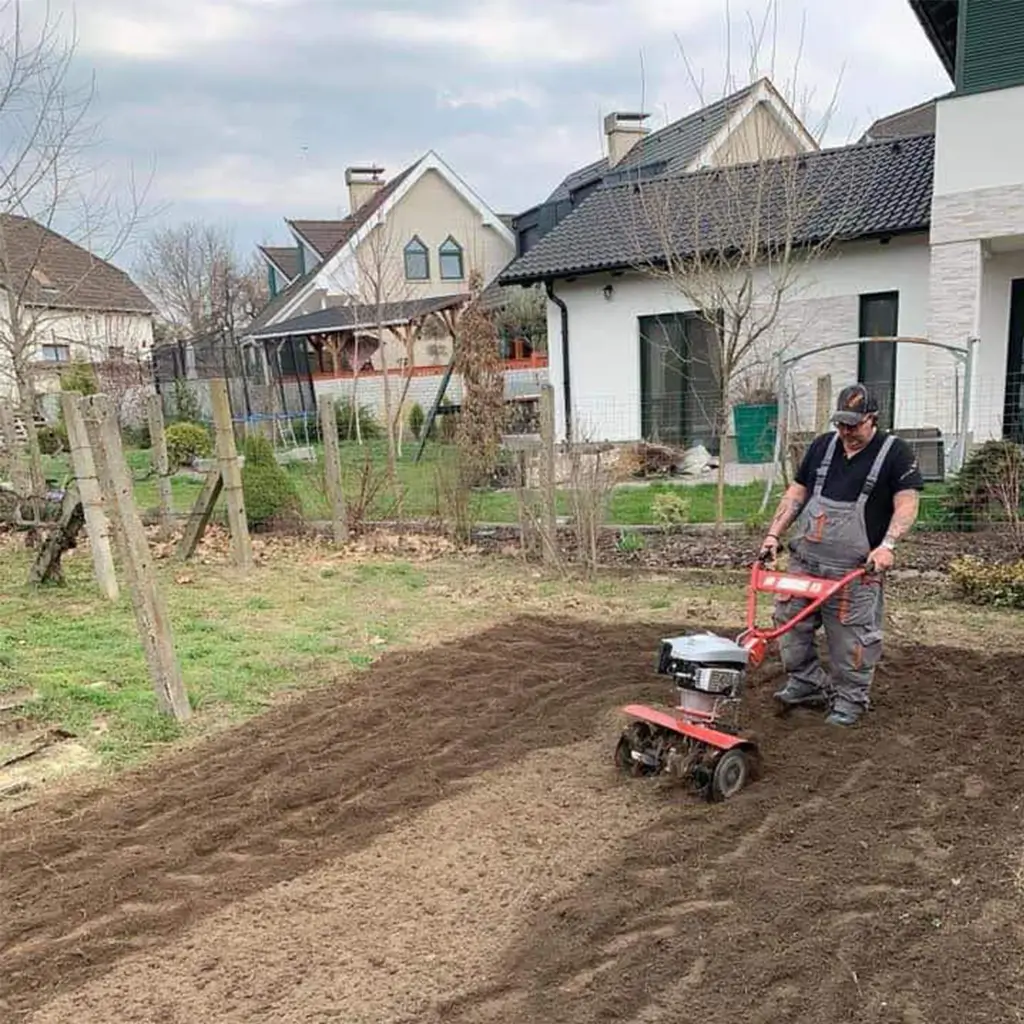 Az Edile IMB Kft. szakmai vezetője rotálást végez egy zöldterületen – személyes jelenlét és szakértelem a terepen.